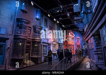 LEAVESDEN, UK - 24. FEBRUAR 2018: Winkelgasse Anzeige an der Herstellung von Harry Potter Tour bei Warner Bros Studios in Leavesden, Großbritannien Stockfoto