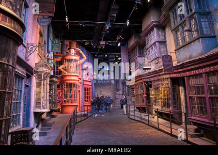 LEAVESDEN, UK - 24. FEBRUAR 2018: Winkelgasse Anzeige an der Herstellung von Harry Potter Tour bei Warner Bros Studios in Leavesden, Großbritannien Stockfoto