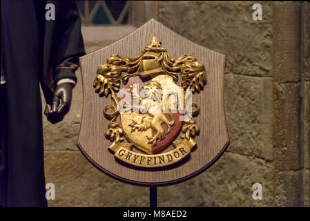 LEAVESDEN, UK - 24. FEBRUAR 2018: Wappen von Gryffindor auf die Herstellung von Harry Potter Tour bei Warner Bros Studios in Leavesden, Großbritannien Stockfoto