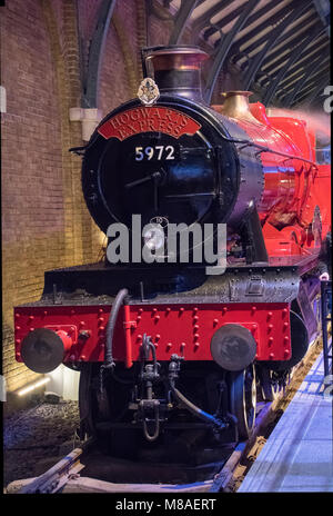 LEAVESDEN, UK - 24. FEBRUAR 2018: Hogwarts Express Dampfeisenbahn an der Herstellung von Harry Potter Tour bei Warner Bros Studios in Leavesden, Großbritannien Stockfoto