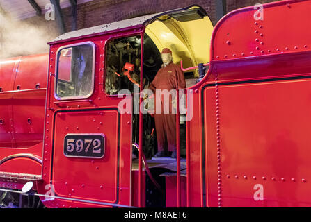 LEAVESDEN, UK - 24. FEBRUAR 2018: Hogwarts Express Dampfeisenbahn an der Herstellung von Harry Potter Tour bei Warner Bros Studios in Leavesden, Großbritannien Stockfoto