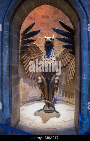 LEAVESDEN, UK - 24. FEBRUAR 2018: Phoenix Statue am Eingang zu Hogwarts Schulleiter's Büro bei der Herstellung von Harry Potter Tour an Warner Bros. s Stockfoto