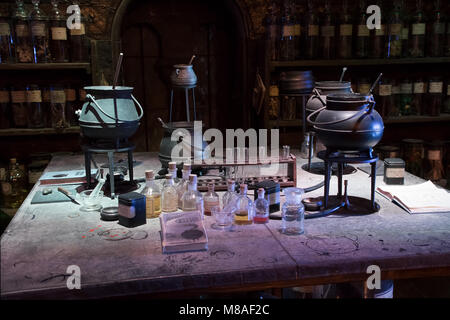 LEAVESDEN, UK - 24. FEBRUAR 2018: Trank zimmer Anzeige an der Herstellung von Harry Potter Tour bei Warner Bros Studios in Leavesden, Großbritannien Stockfoto