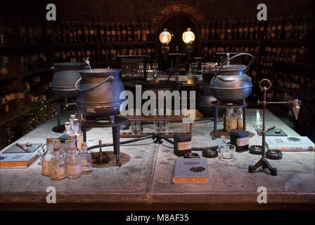 LEAVESDEN, UK - 24. FEBRUAR 2018: Trank zimmer Anzeige an der Herstellung von Harry Potter Tour bei Warner Bros Studios in Leavesden, Großbritannien Stockfoto