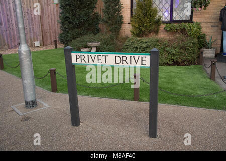 LEAVESDEN, UK - 24. FEBRUAR 2018: Ligusterweg Zeichen bei der Herstellung von Harry Potter Tour bei Warner Bros Studios in Leavesden, Großbritannien Stockfoto