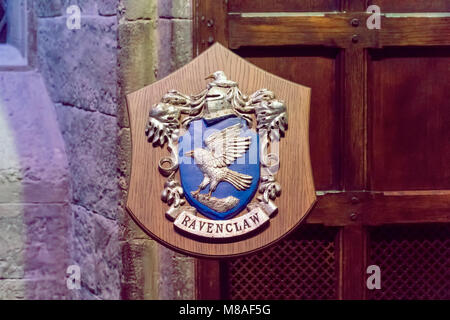 LEAVESDEN, UK - 24. FEBRUAR 2018: Wappen von Ravenclaw Hauses bei der Herstellung von Harry Potter Tour bei Warner Bros Studios in Leavesden, Großbritannien Stockfoto