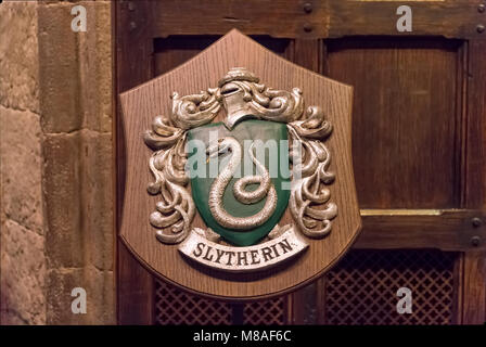 LEAVESDEN, UK - 24. FEBRUAR 2018: Wappen von Slytherin Hauses bei der Herstellung von Harry Potter Tour bei Warner Bros Studios in Leavesden, Großbritannien Stockfoto