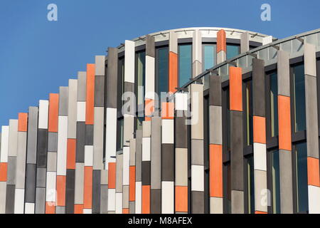 Prag, tschechische Republik - 18. MÄRZ 2012: Brise soleil Leistungsschalter auf den Punkt Karlin Bürogebäude am 18. März 2012 in Prag, Tschechische Republik. Stockfoto