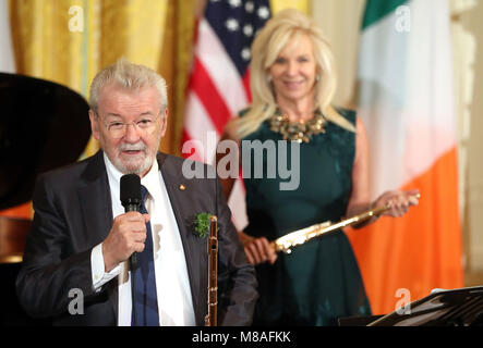 Flötist Sir James Galway und Lady Galway die Masse an das Weiße Haus während der jährlichen shamrock Siegerehrung im Weißen Haus in Washington DC, USA Stockfoto