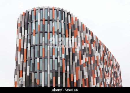 Prag, tschechische Republik - 18. MÄRZ 2012: Brise soleil Leistungsschalter auf den Punkt Karlin Bürogebäude am 18. März 2012 in Prag, Tschechische Republik. Stockfoto