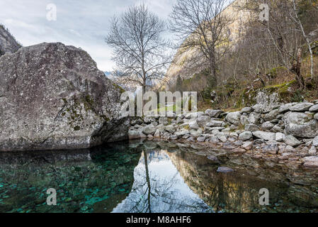 Eine Berglandschaft im Val di Mello in eine herbstliche sonnige dayautumn Stockfoto