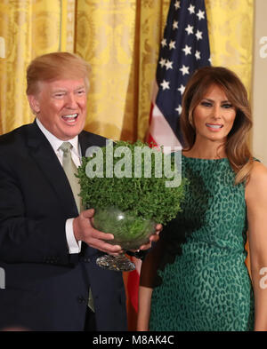 US-Präsident Donald Trump hält eine Schüssel von Shamrock zu ihm präsentiert von irischen Taoiseach Leo Varadkar als Melania Trump auf während der jährlichen Preisverleihung im Weißen Haus in Washington DC, USA aussieht. Stockfoto
