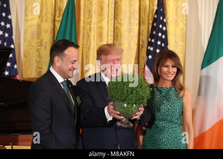 Irische Premierminister Leo Varadkar präsentiert uns Präsident Donald Trump mit einer Schüssel von Shamrock als Melania Trump auf während der jährlichen Preisverleihung im Weißen Haus in Washington DC, USA aussieht. Stockfoto