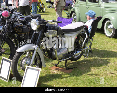 Klassische Triumph Motorrad an Stradsett Rallye, Norfolk Stockfoto