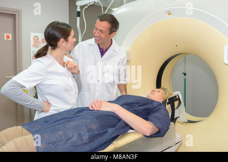 Gerne Patienten, die sich einer MRT-Untersuchung im Krankenhaus Stockfoto
