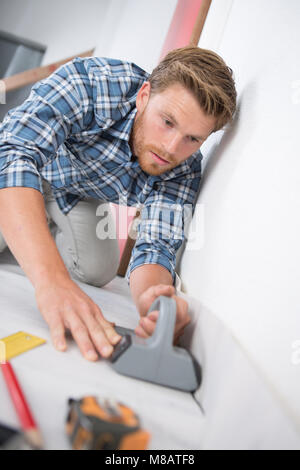 Arbeiter Linoleumboden absetzen Stockfoto