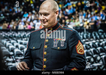 US Marine Sargent in Uniform. an der High School Graduation Ceremony. Stockfoto