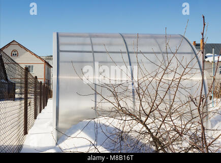 Ein kleines Gewächshaus ist aus Polycarbonat im Wintergarten gemacht Stockfoto