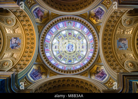 Ein Blick in das Innere der historischen St. Stephan Basilika in Budapest, Ungarn Stockfoto