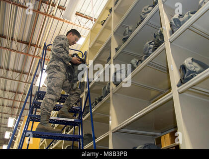 Airman 1st Class Christian Escobedo, eine individuelle Schutzausrüstung Facharbeiter auf der 97th Logistik Bereitschaft Geschwader zugewiesen, packt ein Gas Masker tasche von der Spitze eines rollenden Speichereinheit Feb.09, 2018, Altus Air Force Base, Okla. Mitglieder des IPE sind verantwortlich für die Pflege und Versorgung der Ausrüstung, die für die Bereitstellung erforderlich ist, Engagement Ausbildung und Chemische biologische, radiologische und nukleare Ausbildung. (U.S. Air Force Stockfoto