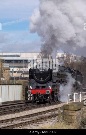 Britannia Pacific Nr. 70013 Oliver Cromwell fährt Keighley auf der Keighley und Worth Valley Railway Stockfoto