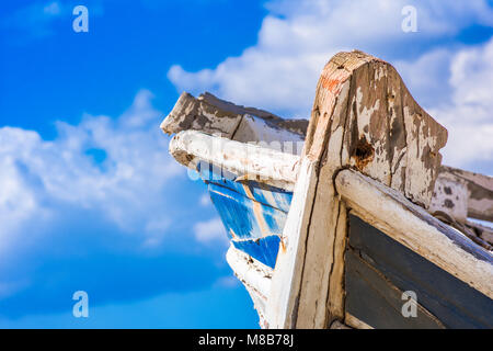 Detail eines hölzernen Schiffbruch mit Wolken und blauer Himmel. Stockfoto