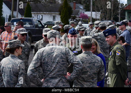 Generalleutnant Jay Silveria, Betriebsleiter der US Air Force Academy, Colo., Mitte und Oberst Christopher Salbei, 4 Fighter Wing Commander, rechts, im Gespräch mit Mitgliedern des Team Seymour vor dem Spiel zwei der 2018 Freiheit Classic, 24.02.2018, an Grainger Stadion in Kinston, North Carolina. Die Falken verloren die Reihe gegen die Midshipmen 2-1. (U.S. Air Force Stockfoto