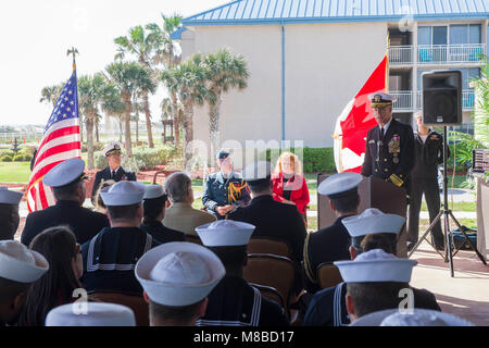 JACKSONVILLE, Fla. (Feb. 26, 2018) Hintere Adm. Sean Buck, Kommandeur der US Naval Forces Southern Command/USA 4. Flotte, spricht auf ein Artefakt exchange Zeremonie zwischen den kanadischen Streitkräften und dem Büro des Jacksonville Sheriff (Firma) an der Naval Station Mayport. Die Firma zurück, Artefakte, die Royal Canadian Navy Pilot Leutnant William Thomas Barry Troy, der sein Leben in einem Training Unfall in der Nähe von Jacksonville Beach durch dichten Nebel und rauen Wetterbedingungen während einer gemeinsamen tr verloren Stockfoto