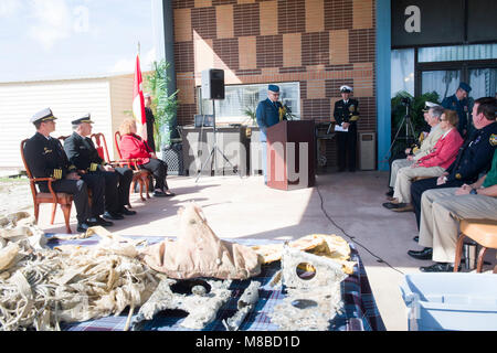 JACKSONVILLE, Fla. (Feb. 26, 2018) Royal Canadian Air Force Colonel Thomas Dunne, spricht auf ein Artefakt exchange Zeremonie zwischen den kanadischen Streitkräften und dem Büro des Jacksonville Sheriff (Firma) an der Naval Station Mayport. Die Firma zurück, Artefakte, die Royal Canadian Navy Pilot Leutnant William Thomas Barry Troy, der sein Leben in einem Training Unfall in der Nähe von Jacksonville Beach durch dichten Nebel und rauen Wetterbedingungen bei einer gemeinsamen Übung in 1958 verloren. Die Artefakte fo Stockfoto