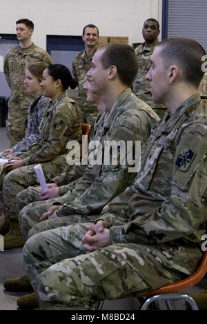 10 Maryland National Guard Soldaten in die 629Th Expeditionary Military Intelligence Battalion zugeordnet eingesetzt nach Ft. Gordon, Georgia von Laurel, Maryland am 13.02.26., 2018. Der militärische Geheimdienst Soldaten wird der aktive Befehl Pflicht durch die Geospatial intelligence Bilder unterstützen; Analyse von Overhead- und Luftaufnahmen aus Stockfoto