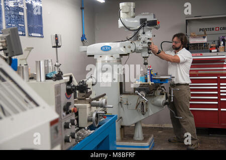 Ryan Lynch, einen SOFWERX Special Operations Forces Techniker aus der mobilen Technologie Repair Complex, Mühlen eine Metallplatte an der SOFWERX Gießerei in Tampa, Fla., Nov. 6, 2018. Zusätzlich zu der Fertigung von kundenspezifischen Geräten, die Gießerei unterstützt Service Mitglieder durch Prototyping und Reparatur. SOFWERX ist ein Open Collaboration Service erfolgreich dass Hunderte von nicht-traditionellen Partnern gemeinsam auf einige der schwierigsten Probleme US Special Operations Command's zu arbeiten. ( Stockfoto