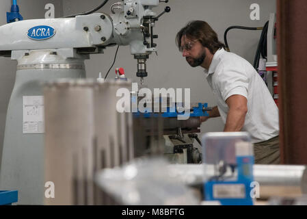 Ryan Lynch, einen SOFWERX Special Operations Forces Techniker aus der mobilen Technologie Repair Complex, Mühlen eine Metallplatte an der SOFWERX Gießerei in Tampa, Fla., Nov. 6, 2018. Zusätzlich zu der Fertigung von kundenspezifischen Geräten, die Gießerei unterstützt Service Mitglieder durch Prototyping und Reparatur. SOFWERX ist ein Open Collaboration Service erfolgreich dass Hunderte von nicht-traditionellen Partnern gemeinsam auf einige der schwierigsten Probleme US Special Operations Command's zu arbeiten. ( Stockfoto