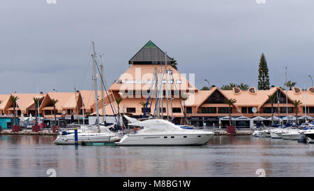 VILAMOURA, Algarve/Portugal - 6. März: Boote im Yachthafen von Vilamoura, Algarve Portugal am 6. März 2018 Stockfoto