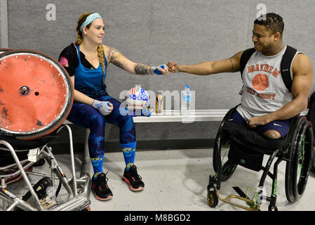 Senior Airman Karah Behrend, Luftwaffe verwundete Krieger, grüßt Pensionierte Army Staff Sgt. Ryan Major, 2017 Invictus Games Team Mitglied Februar 11, 2018 in Baltimore County, Md. Behrend hat die Ausbildung in mehreren adaptive Sport seit April 2017 für die 2018 Verwundete Krieger team Trial in Nellis AFB, Nev. Stockfoto