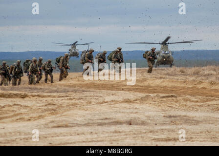 Us-Armee Fallschirmjäger, die den zweiten Bataillon, 325 Airborne Infanterie Regiment, 2nd Brigade Combat Team, 82nd Airborne Division, leiten eine Air Assault Mission mit CH-47 Chinook Hubschrauber während der Teilung Bereitschaft Übung auf Fort Bragg, N.C., Feb.12, 2018 statt. Die Ausübung validiert die Fähigkeit der Teilung einer Brigade Combat Team mit angehängten Enabler kurzfristig bereitstellen. Die DRE begann mit einer Last von Tausenden von Ausrüstung, die von einer gemeinsamen gewaltsamen Eindringen Operation auf einer angefochtenen Flugplatz gefolgt und kam zu dem Schluss mit Air Assault Missionen Feind zu ergreifen - Besetzt Stockfoto