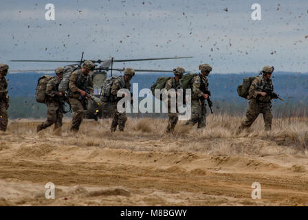 Us-Armee Fallschirmjäger, die den zweiten Bataillon, 325 Airborne Infanterie Regiment, 2nd Brigade Combat Team, 82nd Airborne Division, leiten eine Air Assault Mission mit CH-47 Chinook Hubschrauber während der Teilung Bereitschaft Übung auf Fort Bragg, N.C., Feb.12, 2018 statt. Die Ausübung validiert die Fähigkeit der Teilung einer Brigade Combat Team mit angehängten Enabler kurzfristig bereitstellen. Die DRE begann mit einer Last von Tausenden von Ausrüstung, die von einer gemeinsamen gewaltsamen Eindringen Operation auf einer angefochtenen Flugplatz gefolgt und kam zu dem Schluss mit Air Assault Missionen Feind zu ergreifen - Besetzt Stockfoto