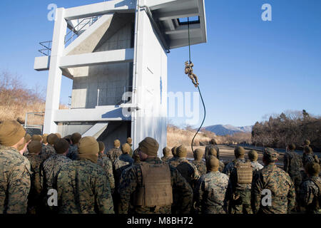 Us Marine Corps Sgt. Dallas Bush demonstriert schnell Seil Techniken zu Golf Company auf Lager Fuji, Japan, 13.02.2018. Marinesoldaten und Matrosen mit 2Nd Battalion, 1 Marine Regiment erlernte die Grundlagen des fast roping für zukünftige senkrechten Eintauchen. Bush ist ein Seil master und Dayton, Texas Eingeborener. Er ist in den 3. Marine Division durch die Einheit Deployment Program befestigt. (U.S. Marine Corps Stockfoto