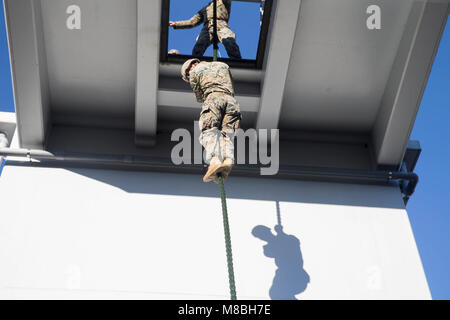 Us Marine Cpl. Jakob Kaess schnell Seile auf Lager Fuji, Japan, 24.02.13. 2018. Marinesoldaten und Matrosen mit Golf Company, 2.BATAILLON, 1. Marine Regiment, 1st Marine Division lernten die Grundlagen der fast roping für zukünftige vertikalen Angriff. Kaess, ein in Oakdale, Minnesota Eingeborener, ist ein Squad Leader für Golf Company. Er ist auf den 3. Marine Division durch die Einheit Deployment Program befestigt. (U.S. Marine Corps Stockfoto