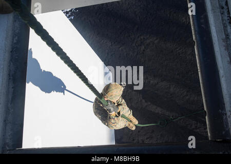 Us Marine Lance Cpl. Tyler Spinden schnell Seile auf Lager Fuji, Japan, 24.02.13. 2018. Marinesoldaten und Matrosen mit Golf Company, 2.BATAILLON, 1. Marine Regiment erlernte die Grundlagen des fast roping für zukünftige vertikalen Angriff. Spinden, eine Ogden, Utah Eingeborener, ist eine automatische rifleman für Golf Company. Er ist auf den 3. Marine Division durch die Einheit Deployment Program befestigt. (U.S. Marine Corps Stockfoto