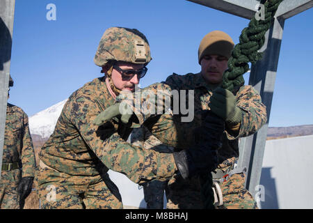 U.S. Navy Corpsman Petty Officer 3rd Class John Cunningham schnell Seile auf Lager Fuji, Japan, 24.02.13. 2018. Marinesoldaten und Matrosen mit Golf Company, 2.BATAILLON, 1. Marine Regiment, 1st Marine Division lernten die Grundlagen der fast roping für zukünftige vertikalen Angriff. Cunningham, ein Pineville, North Carolina Eingeborener, ist eine allgemeine Pflicht corpsman für Golf Company. Er ist in den 3. Marine Division durch die Einheit Deployment Program befestigt. (U.S. Marine Corps Stockfoto