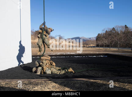 Us-Marines mit Golf Company, 2.BATAILLON, 1. Marine Regiment, 1st Marine Division schnelle Seil auf Lager Fuji, Japan, Feb 13. 2018. Marinesoldaten und Matrosen lernten die Grundlagen der fast roping für zukünftige senkrechten Eintauchen. Die Marines sind zu 3. Marine Division durch die Einheit Deployment Program befestigt. (U.S. Marine Corps Stockfoto