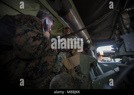 Us Marine 1 Lts. Chris Smaldone (links) und Courtney Arnold mit Marine Air Support Squadron Zwei, Durchführung radio Kontrollen in einem Direct Air Support Center während der Übung Cobra Gold 18, zum Hat Yao, dem Königreich Thailand, Feb 17, 2018. Dies ist das erste Mal in mehr als zwei Jahrzehnten die DASC hat schrittweise Luftraumüberwachung vom Schiff im Pazifik bei amphibischen Operationen an Land. Cobra Gold 18 ist eine jährliche Übung im Königreich Thailand durchgeführt und läuft vom 13-23 Februar mit sieben voll teilnehmenden Nationen. Smaldone, Sussex, N.J. native, und Arnold, ein Atlanta, Ga. native, sowohl als Luft dienen. Stockfoto