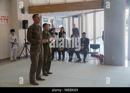 Us Marine Corps 1. Sgt. Tschad Webb, gibt eine Rede an der High School Studenten an Seiwa Gakuen High School, Sendai, Japan, 19.02.2018. 22 Marines besuchen Seiwa Gakuen High School eine Leistung aus der Karate Club und Basketball spielen zu beobachten. Webb, Syracuse, New York Eingeborener, ist die Firma first Sergeant für Golf Company, 2.BATAILLON, 1. Marine Regiment, 3rd Marine Division. (U.S. Marine Corps Stockfoto