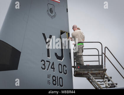 Flieger zum 374. Instandhaltungsgruppe zugeordnet Führen Sie Wartungsarbeiten an einem US Air Force C-130J Super Hercules, der 36Th Airlift Squadron zugewiesen, während der Übung bewältigen Nord 2018 (KN 18) bei Andersen Air Force Base, Guam, 24.02.22. CN 18 ermöglicht die USA und die alliierten Streitkräfte humanitäre Hilfe und Katastrophenhilfe für die Vorbereitung auf und vor den verheerenden Folgen der Naturkatastrophen wieder zu üben. (U.S. Air Force Stockfoto