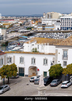 FARO, SÜDLICHEN ALGARVE/PORTUGAL - März 7: Blick von der Kathedrale Glockenturm in Faro Portugal am 7. März 2018 Stockfoto