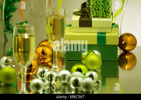 Gläser mit Sekt auf dem Hintergrund der geschmückten Weihnachtsbaum. Girlande mit Lichtern und glitzernden Lametta. Urlaub Weihnachten und Neues Jahr Stockfoto