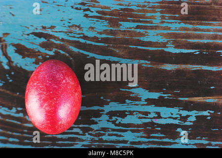 Rote Ostereier auf Vintage lackierten Holz- Hintergrund Stockfoto