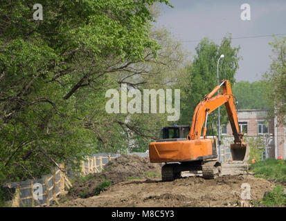 Bagger graben den Boden Stockfoto