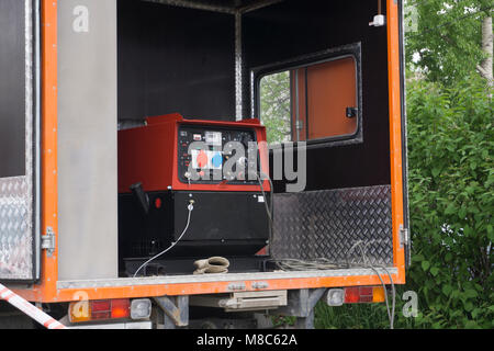 Industrielle Diesel Generator. Notstromaggregat. Industrielle Diesel Generator für Bürogebäude im Control Panel mit Kabel verbunden. Backup Stockfoto