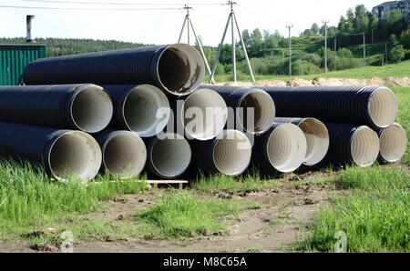 Gewellte Kunststoffrohre auf einer Baustelle Stockfoto
